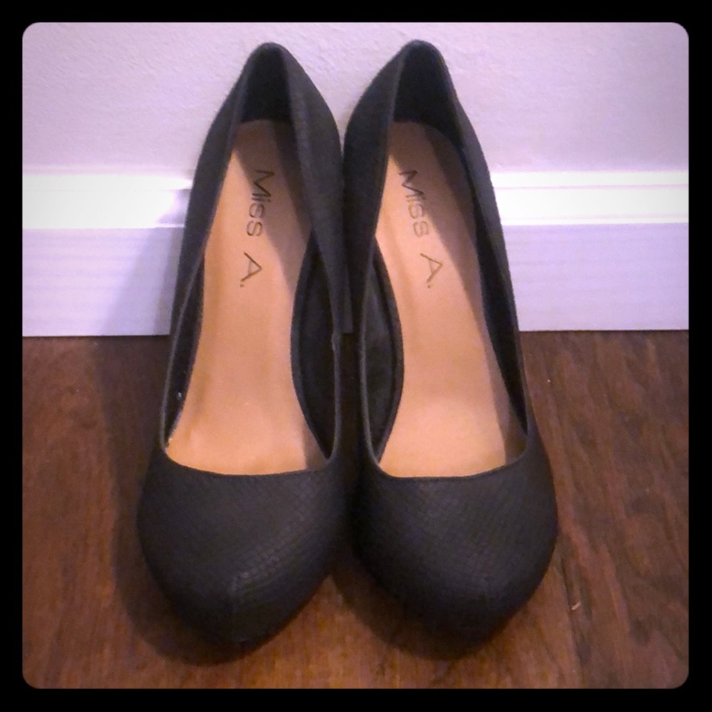 CLOSET CLOSING MAKE OFFER like new black heels 5.5